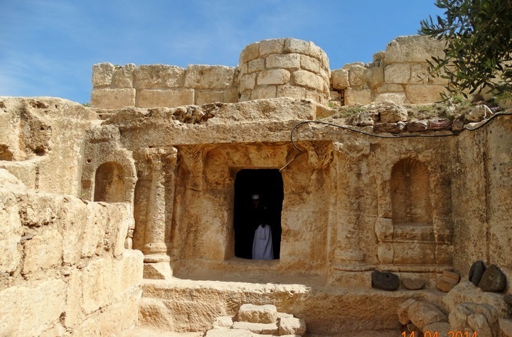 Close up of the entrance to the Ashabe-Kahf cave