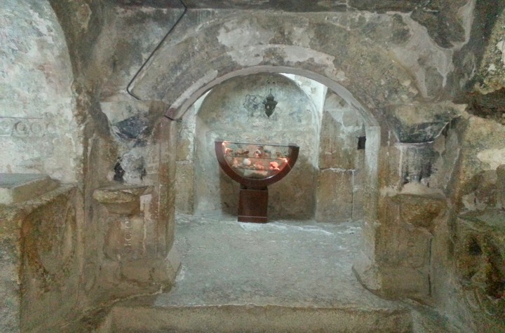 Cave of Ashabe-Kahf (interior) - IslamicLandmarks.com