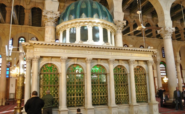The Shrine inside the prayer hall of the Umayyad Mosque – Photo: londoncosmopolitan.blogspot.com