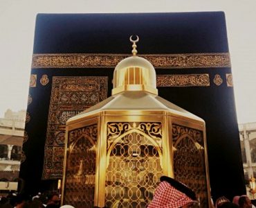 The Maqame Ebrahim in front of the Ka'bah