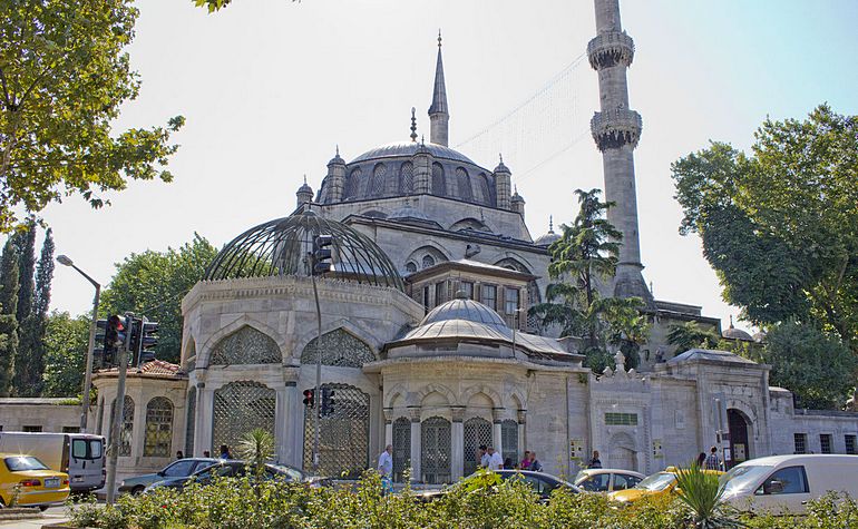 External view of the Yeni Valide mosque