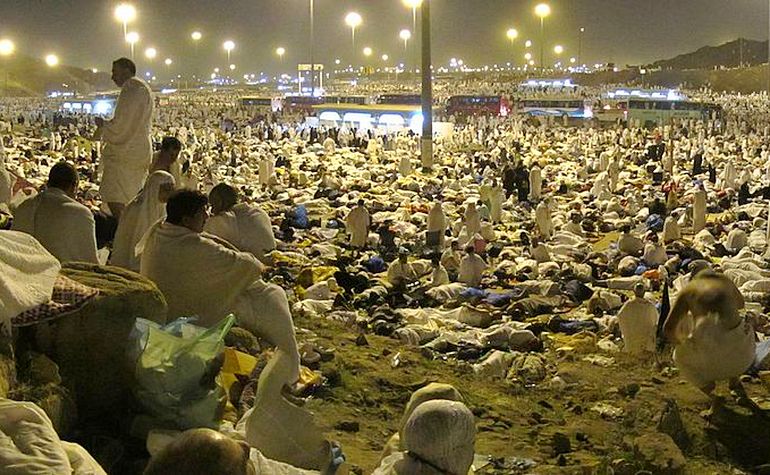 Pilgrims spending the night in Muzdalifah