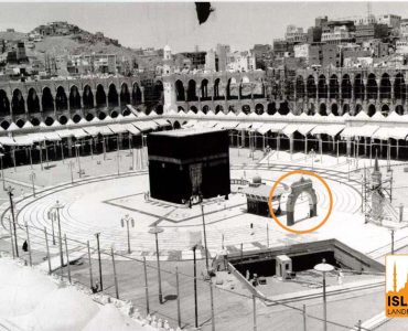 Historic photo of the Bani Shaybah Gate in the Mataf