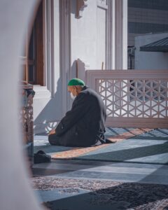 muslim man praying to Allah
