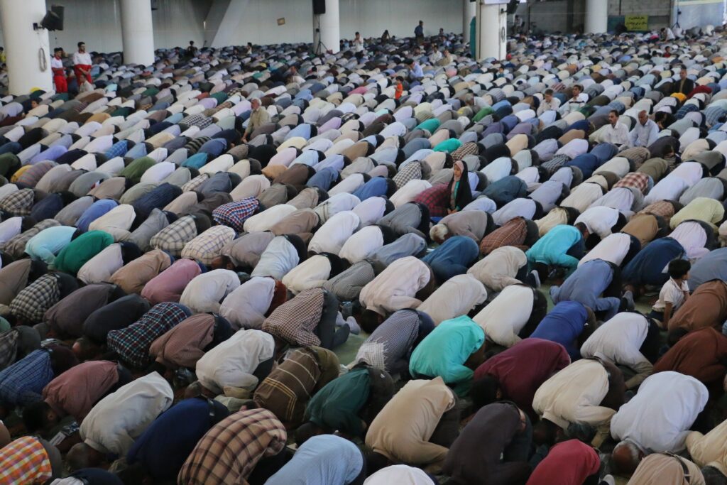 muslims praying in the direction of mecca